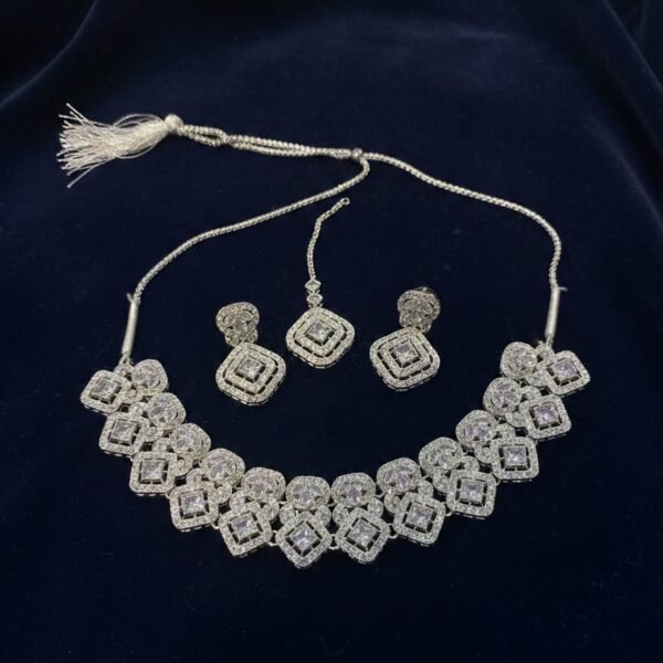 likely gold plated stainless steel or high quality alloy with a polished finish. band style: a hybrid design. the top portion features a brick link pattern (multi link) that transitions into a solid, smooth bangle style cuff at the back. closure: typically features a jewelry style clasp or a hinged spring opening for a seamless "bracelet" look on the wrist.