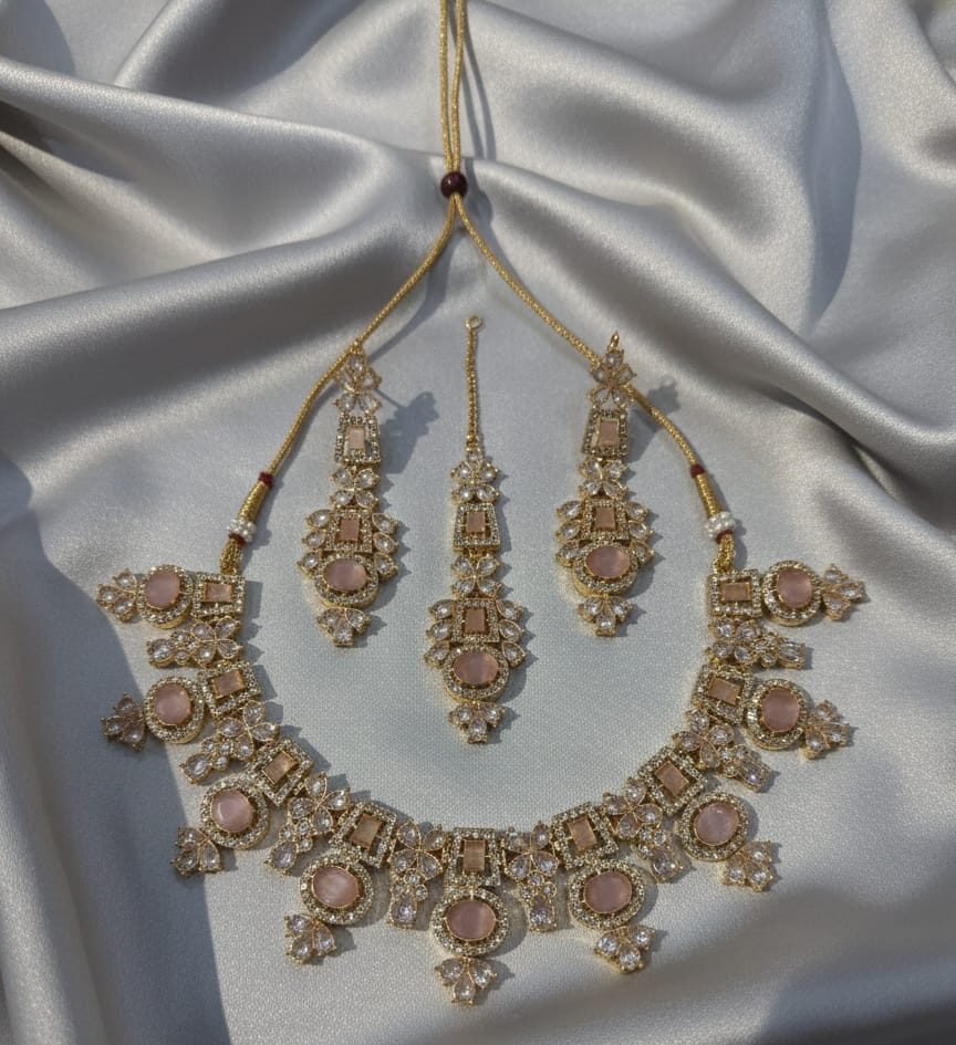 likely gold plated stainless steel or high quality alloy with a polished finish. band style: a hybrid design. the top portion features a brick link pattern (multi link) that transitions into a solid, smooth bangle style cuff at the back. closure: typically features a jewelry style clasp or a hinged spring opening for a seamless "bracelet" look on the wrist. likely gold plated stainless steel or high quality alloy with a polished finish. band style: a hybrid design. the top portion features a brick link pattern (multi link) that transitions into a solid, smooth bangle style cuff at the back. closure: typically features a jewelry style clasp or a hinged spring opening for a seamless "bracelet" look on the wrist.